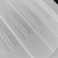 Vêtements personnalisés en gros étiquettes de balançoire en relief étiquette volante en papier d'art conception d'étiquette de balançoire logo en relief