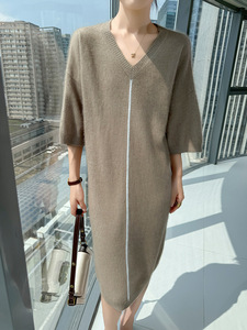 Vestido largo de terciopelo de visón, holgado, de lana, con cuello en V, para mujer, de punto, de manga tres cuartos, para otoño e invierno, venta al por mayor. - Product Image 1