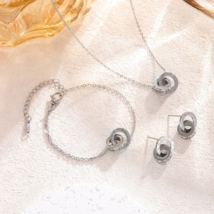 Set di <span class=keywords><strong>Gioielli</strong></span> di Moda Pregiati con Placcatura Oro 18k, Bracciale, Collana, Orecchini con Numeri Romani e Diamanti, in Acciaio Inossidabile, per Donna - Product Image 5