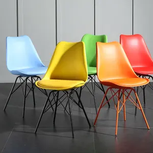 Silla de comedor de cafés de alta calidad directa de fábrica, diseño moderno de sala de estar de ocio de PP, sillas de comedor de plástico cómodas, muebles