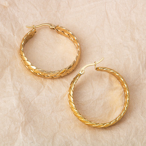 Aretes de Aro Gruesos con Tejido Trenzado Minimalista de Moda PUXIN, Aretes de Aro de Acero Inoxidable Chapados en Oro de 18K para Mujer - Product Image 3