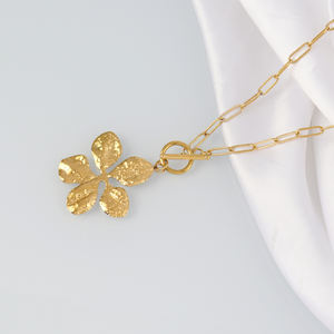 ユニークなテクスチャフラワーネックレス女性ステンレス鋼メッキ18Kゴールドキャストハンマーパターン5花女性チョーカーネックレス - Product Image 4