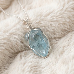 Colliers pendentifs en argent plaqué OEM/ODM en gros, avec pierres d'aquamarine brute enroulées de fil, bijoux pour femmes - Product Image 2