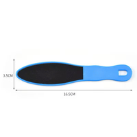 Râpe à pieds ergonomique en plastique en forme d'arachide, outil de soin des pieds à prise souple, éliminateur efficace de peaux mortes pour peaux sèches et rugueuses