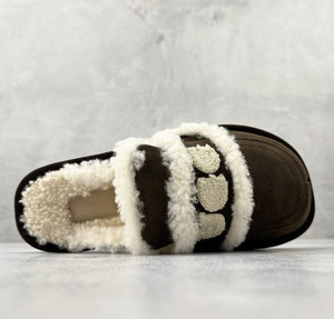 Pantoufles de luxe personnalisées pour femmes, collection Hiver 2025, avec logo, style <span class=keywords><strong>Ugg</strong></span>, fabriquées avec des matériaux de haute qualité, chaudes, à semelle épaisse et antidérapantes - Product Image 3
