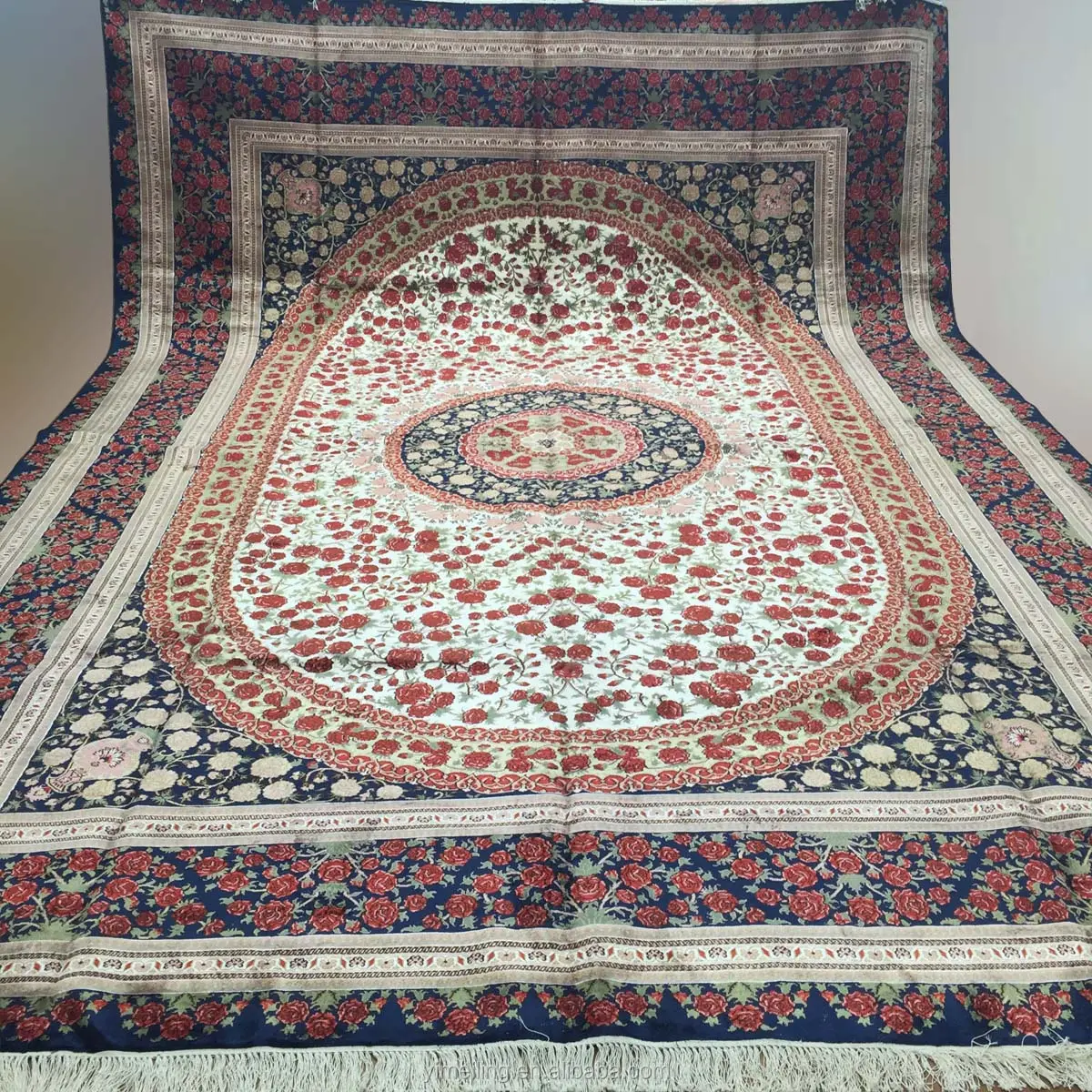 Tapis chinois Antique chinois de grande taille, nouée à la main, en soie pour salon avec Design de pivoine, nouveau, grande taille