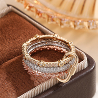 Cette bague éternelle plaquée or 18 carats, élégante et très vendue, est parfaite pour les mariages, les fiançailles, les fêtes et comme bague superposée.