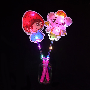 แท่งไฟเรืองแสงรูปการ์ด ของเล่นการ์ตูน วัสดุพีวีซี ของเล่นไฟ LED พกพาสำหรับเด็ก ทุกเพศ อายุ 2 ถึง 4 ปี - Product Image 2
