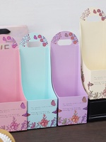 Boîte florale carrée en carton semi-ouverte à tenir à la main pour arrangement de bouquet de fleurs fraîches, boîte d'art floral DIY faite à la main