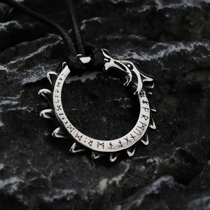 Collar con colgante de dragón para hombre de acero inoxidable estilo nórdico retro de Yunnique con diseño de runas vikingas para regalo. - Product Image 1