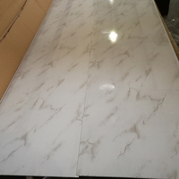 Panneau mural en PVC aspect faux marbre imperméable pour revêtement de panneau mural de salle de bain douche murale humide