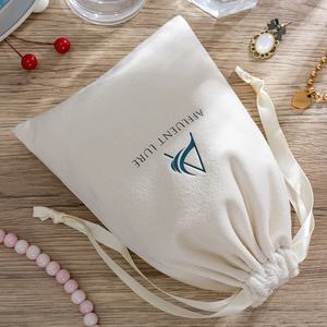 <span class=keywords><strong>Pochette</strong></span> en velours <span class=keywords><strong>beige</strong></span> haut de gamme avec cordon de serrage, pour <span class=keywords><strong>mariage</strong></span>, Noël, fête, logo personnalisé imprimé, sac cadeau doux pour cosmétiques, sac anti-poussière pour colliers - Product Image 2