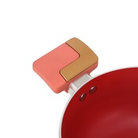 Casserole antiadhésive en alliage d'aluminium, résistante à la chaleur, avec poignée en bakélite et couvercle en verre trempé, compatible induction, pour une cuisson saine et facile.