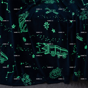 Couverture en flanelle phosphorescente Astronaute, imprimé fusée et étoiles lumineuses, bord plat, idéale pour chambre d'enfant, cadeau pour garçons - Product Image 2