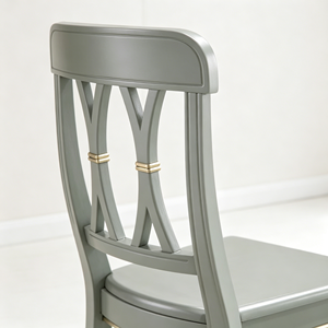 Chaise traditionnelle en bois massif à dossier croisé, vert sauge avec accents dorés, meubles de salle à manger - Product Image 3