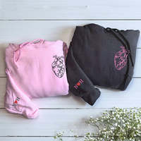 Sudadera de corazón con inicial bordada personalizada, camisa de pareja, inicial en la manga, camisa de pareja, boda, regalo de San Valentín