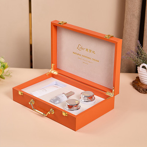 Caja de regalo de cuero Yongyue para cosméticos y productos de cuidado de la piel, hecha a medida con herrajes dorados. - Product Image 1