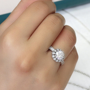 Anello con Fiocco di Neve a Forma di Girasole, Design Floreale Elegante, Accessorio Moda Stile Fatato per Feste e Outfit Quotidiani - Product Image 5