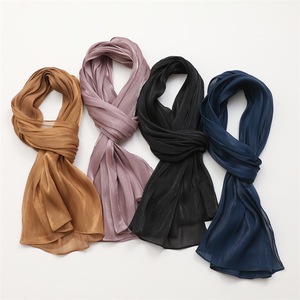 Le plus récent pour <span class=keywords><strong>Amazon</strong></span> tendance dame lisse doux brillant <span class=keywords><strong>soie</strong></span> châle crêpe froissé paillettes plaine miroitant Hijab pour les femmes musulmanes écharpe - Product Image 3