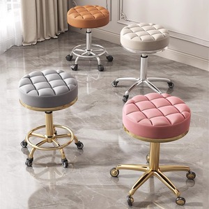 Juego de Muebles de Salón Ergonómicos de Cuero Rosa Moderno y Glamuroso, Silla de Estilismo con Espejo LED Dorado de Lujo, Cama para Lavado de Cabello con Reposapiés Ajustable - Product Image 5