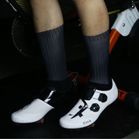Chaussettes de cyclisme professionnelles personnalisées 2026 pour l'été, antidérapantes en silicone, ligne blanche aérodynamique