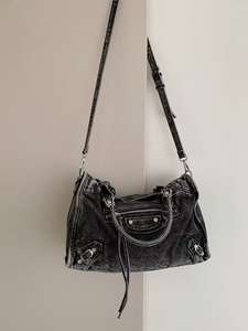 Bolso de mezclilla de alta gama para mujer, estilo motociclista, con cadenas, a la moda, lavado, suave, con forma de almohada, cierre de cremallera, impermeable IP56, para todas las estaciones, uso diario - Product Image 5