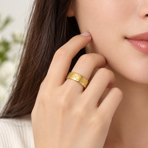 แหวนลายหัวใจ สแตนเลสสตีล ชุบทอง 14K แบบสุญญากาศ วงแหวนขัดเงาแบบกว้าง สลักลายเส้นหัวใจแบบจุดซ้อนทับซ้อน - Product Image 5