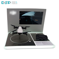 Présentoir acrylique de drone d'usine de DSP Vietnam avec logo illuminé par écran LCD et grande base pour vitrine à distance et d'avion