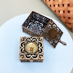 Cofanetto Regalo Gioielli con Medaglia a Croce in Metallo Placcato <span class=keywords><strong>Oro</strong></span> Vintage a Tema Natalizio Cattolico e Design Inciso - Product Image 3