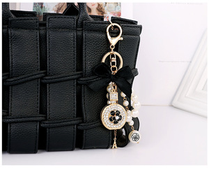 Gantungan Kunci Klasik Elegan dengan Mutiara Imitasi, Pita Hitam, Kristal Berkilau, Bunga Kamelia, dan Liontin Menara Eiffel Mini untuk Hadiah - Product Image 2