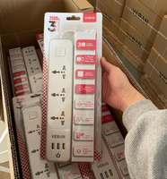 Prix usine UK Plug Universal Power Strip 3M * 0.75MM Fil de cuivre CE pour certifié 10A Courant nominal 3 Extension de stock en plastique