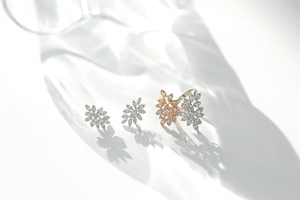 Boucles d'oreilles flocon de neige en or 14 carats avec diamants, vente en gros de bijoux fins, fabricant de bijoux, boucles d'oreilles personnalisées avec design flocon de neige, OEM ODM - Product Image 5