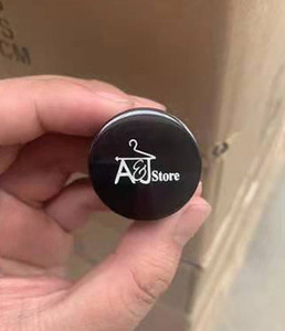 Bouchon en polymère personnalisable avec effet métallique brillant et logo imprimé, gravure laser, couvercle en bois - Product Image 3