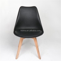 Petit siège moderne en plastique nordique bleu blanc tulipe pieds en bois ensemble de table à manger personnalisé 4 chaises pour salle à manger