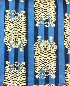 Bolso tote de algodón acolchado con motivos florales estampados a mano, ideal para salidas informales, compras y organización diaria. - Product Image 3