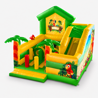 Aire de jeux gonflable tropicale avec toboggan, parcours d'obstacles et zone de saut pour enfants, usage commercial