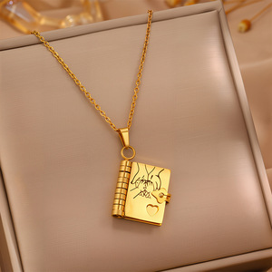 Collana con Ciondolo Apribile in Acciaio Inossidabile con Incisione Personalizzata in Spagnolo e Tedesco, Gioiello con Pendente a Forma di Libro - Product Image 5