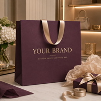 Sac cadeau en papier enduit bordeaux de luxe classique durable personnalisé avec poignées en ruban de satin et logo en feuille d'or – Vente en gros