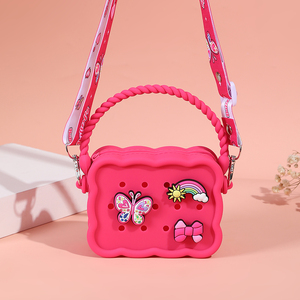 Bolso cruzado de silicona color <span class=keywords><strong>fucsia</strong></span> con diseño de mariposa, orificios para dijes DIY, correa ajustable y asa para adornos. - Product Image 4