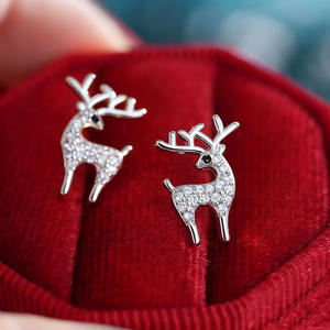 Boucles d'oreilles clous en alliage plaqué or E3469, motif cerf avec micro-incrustation de pierres rondes taille brillant, design animal mignon, bijou unisexe, cadeau - Product Image 3