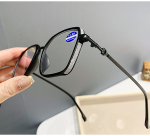 Lunettes de lecture de haute qualité Lunettes de presbytie anti-lumière bleue avec tempérament élégant disponibles en couleurs de monture rouge et marron - Product Image 4