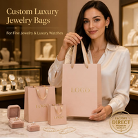 Emballage de bijoux fins (bagues, boucles d'oreilles) dans des sacs en papier rose poudré avec poignée en ruban de satin et logo en feuille d'or