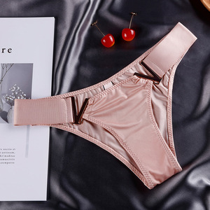 Bragas <span class=keywords><strong>de</strong></span> ropa interior <span class=keywords><strong>de</strong></span> moda sexy <span class=keywords><strong>de</strong></span> nailon brillante <span class=keywords><strong>de</strong></span> espera <span class=keywords><strong>de</strong></span> cintura baja <span class=keywords><strong>con</strong></span> letras en V <span class=keywords><strong>de</strong></span> metal para <span class=keywords><strong>mujer</strong></span> - Product Image 1