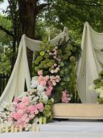 Y-049 Colonne florale de luxe rose et verte en fleurs artificielles, pour scène de mariage, décoration de toile de fond de mariage en extérieur