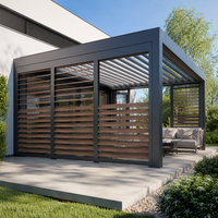 Pergola bioclimatique motorisée moderne de luxe en aluminium avec volets latéraux imitation bois, résistante aux intempéries, pour patio de villa