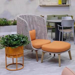 Chaise longue d'extérieur en rotin Qian Teng Furniture, structure en bois massif, durable, pour villa et cour. - Product Image 1