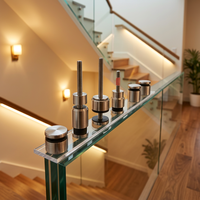 Escalier à marches en bois massif avec garde-corps en verre à profil droit, système de garde-corps à dégagement par support, finition miroir en acier