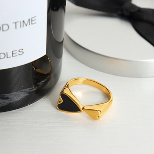 Bague double cœur en nacre blanche pour femme |   Acier inoxydable plaqué or 18K PVD |   Imperméable Hypoallergénique - Product Image 2