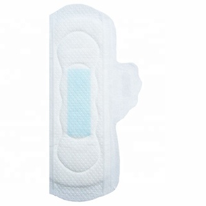 <span class=keywords><strong>Assorbenti</strong></span> igienici ultra sottili con nucleo <span class=keywords><strong>blu</strong></span>, elevata capacità di assorbimento e superficie morbida e traspirante per il comfort quotidiano femminile. - Product Image 3