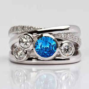 Bague pour femme Q901 en or blanc avec pierres précieuses, cristaux bleus et accents de diamants, sertissage clos, bijoux fins de fiançailles - Product Image 1